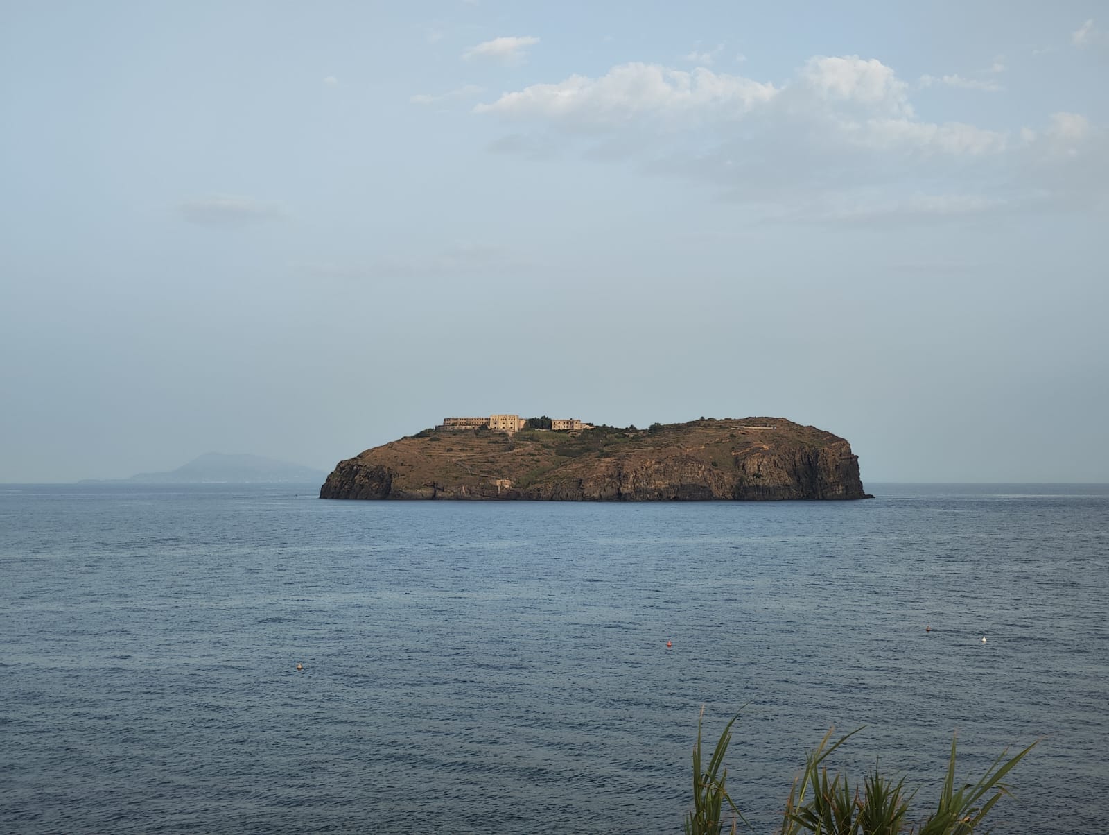 LIsola_di_Santo_Stefano_vista_da_Ventotene.jpeg