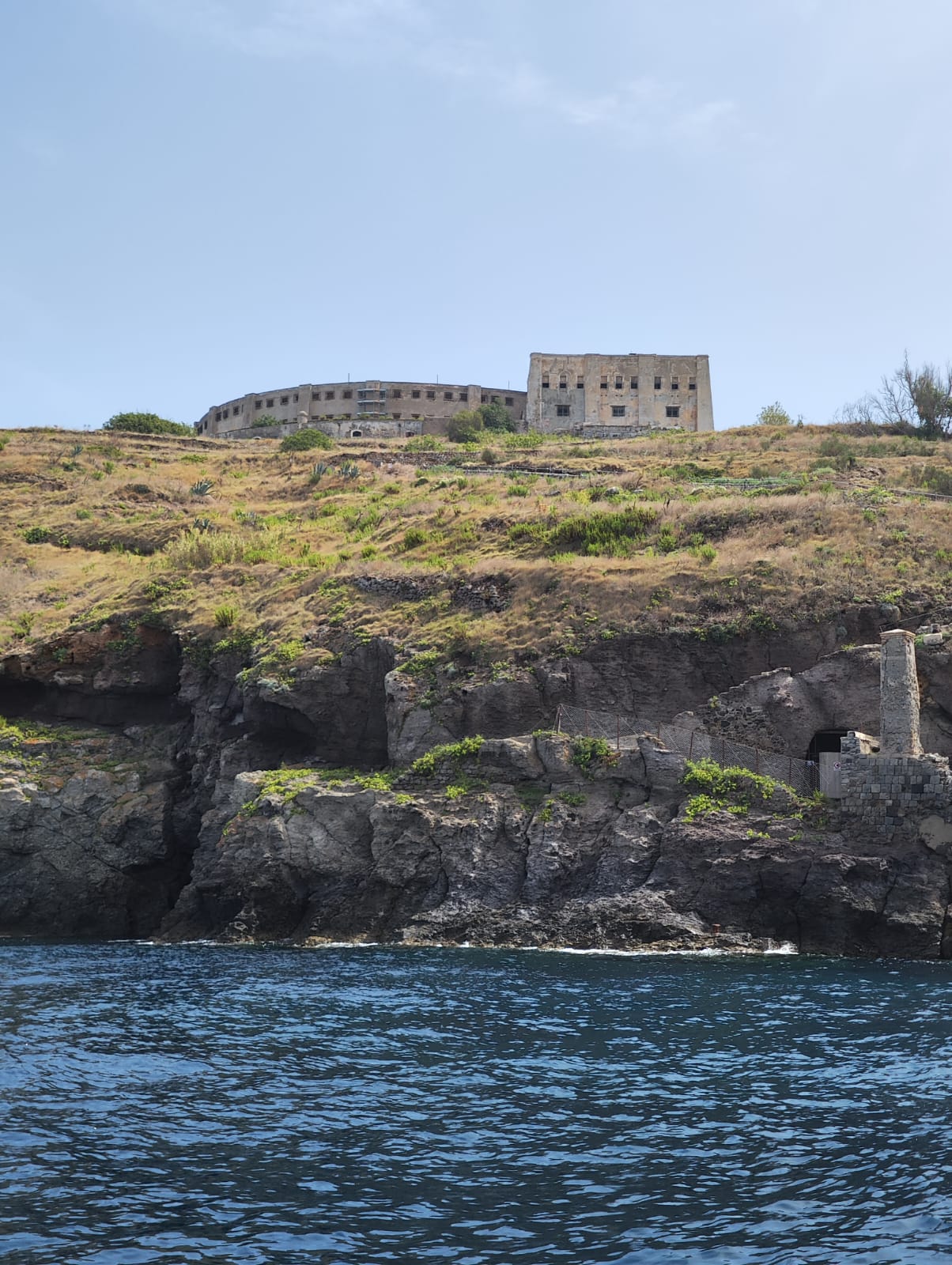 LIsola_di_Santo_Stefano_vista_dal_mare.jpeg