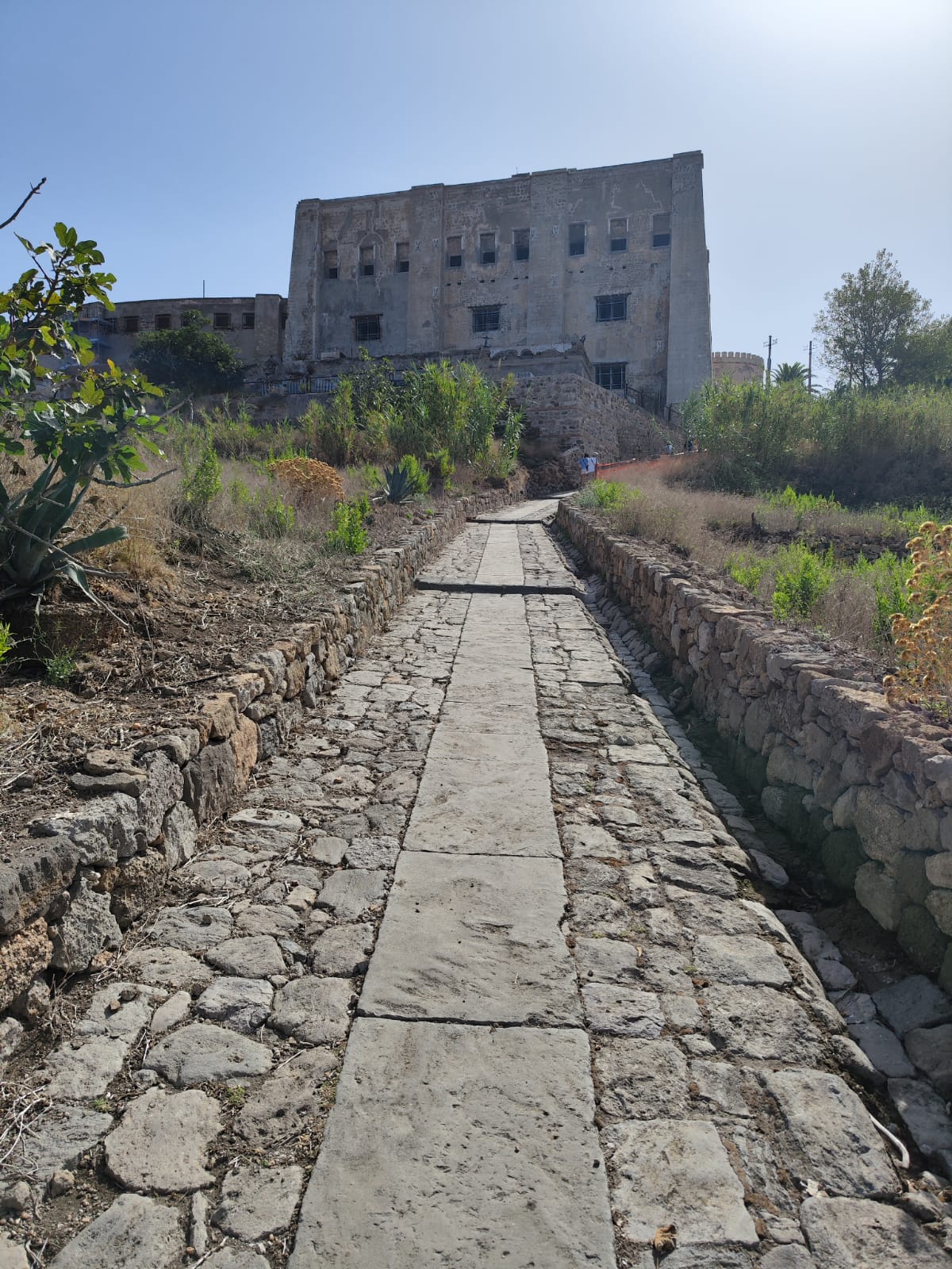 Sentiero_che_porta_al_carcere_di_Santo_Stefano.jpeg